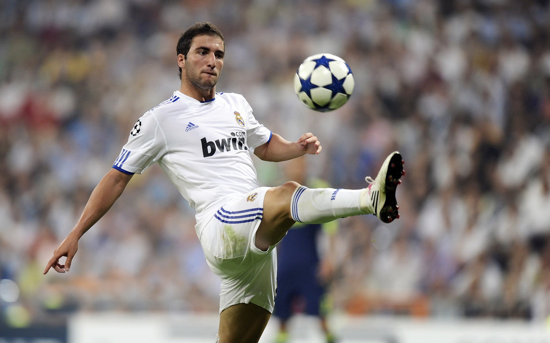 《虚拟偶像荧幕助阵电竞比赛，明星效应持续扩大》，虚拟偶像舞台